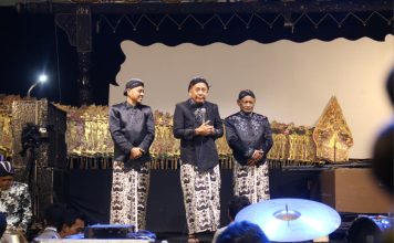 Peringati Malam 1 Suro, NasDem Gelar Wayang di Pantai Parangkusumo