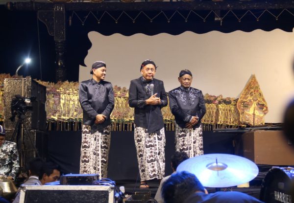 Peringati Malam 1 Suro, NasDem Gelar Wayang di Pantai Parangkusumo